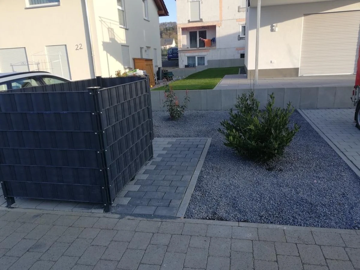 Pflegeleichte Außenanlage mit Kies, Pflanzung und Sichtschutz