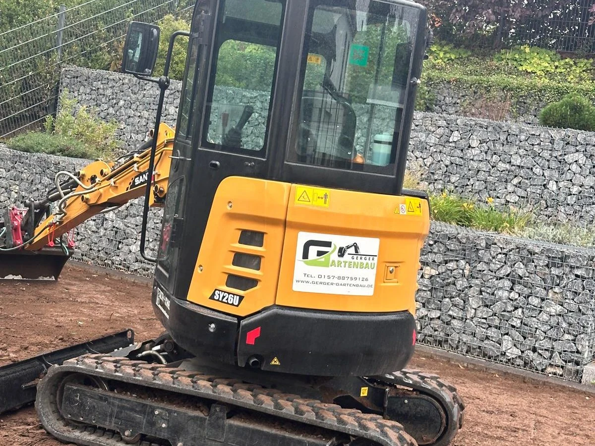 Gerger Gartenbau Minibagger bei Erdarbeiten