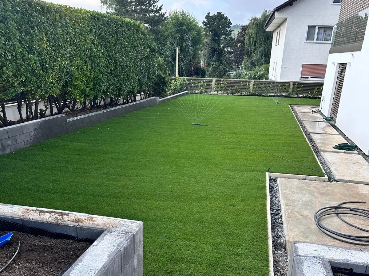 Neu angelegte Rasenfläche mit klaren Beeteinfassungen