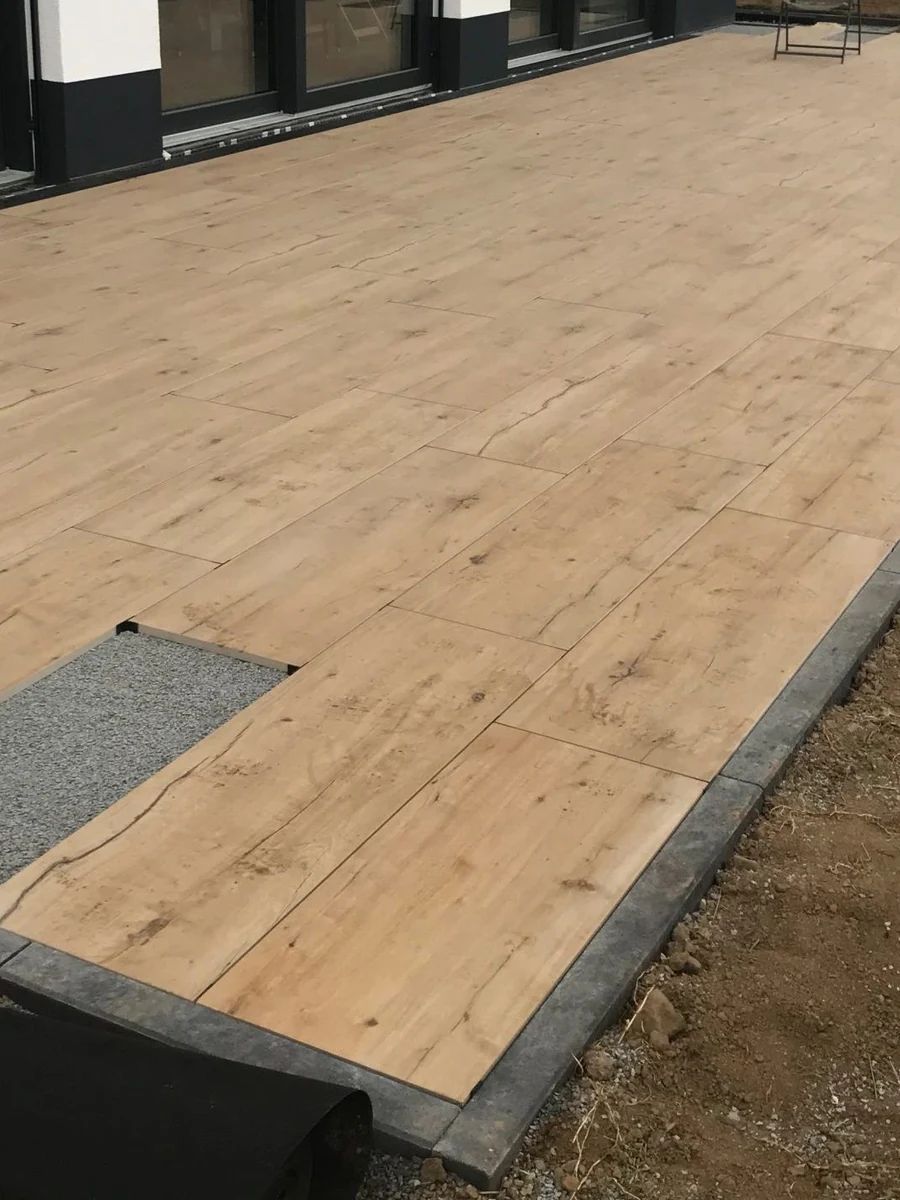 Großformatige Terrassenplatten in Holzoptik