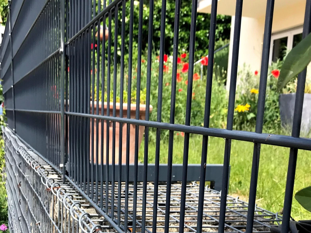 Dunkler Stabmattenzaun an einem Garten